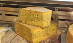 Bergkäse mit Kräutern im Hofladen Krötz Bergkäse mit Kräutern im Hofladen Krötz