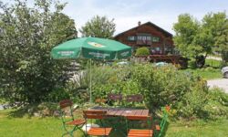 Die Kids spielen, Mama und Papa haben alles im Blick