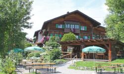 Genießen Sie Brotzeiten und hausgemachte Kuchen im Biergarten