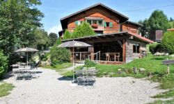 Die Kinder toben und die Erwachsenen entspannen im Biergarten bei einer leckeren Brotzeit
