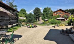 Spielplatz mit Blick zum Kräutergarten